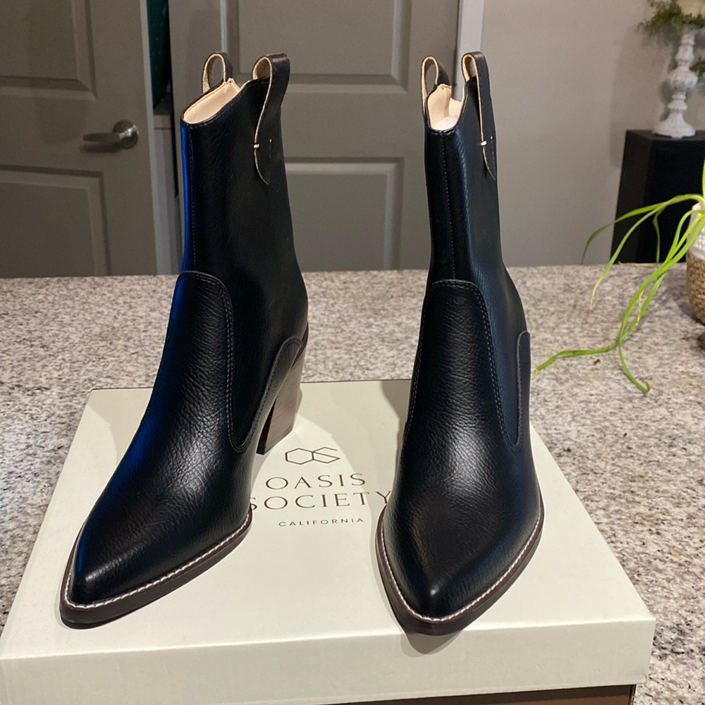 Oasis State brand new black booties